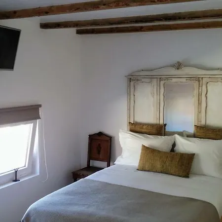 Snug Houseguests * Lisbon