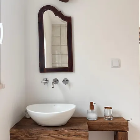 Snug Houseguests 4*