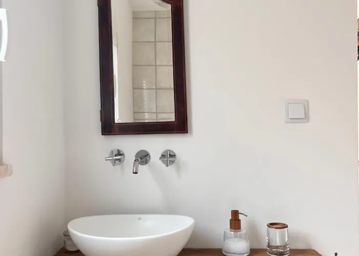 Snug Houseguests 4*